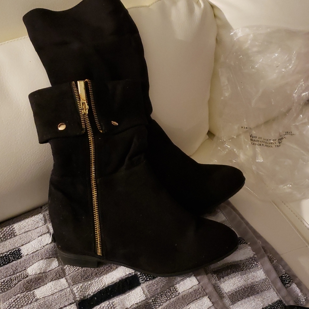Super cute black suede wedge boots